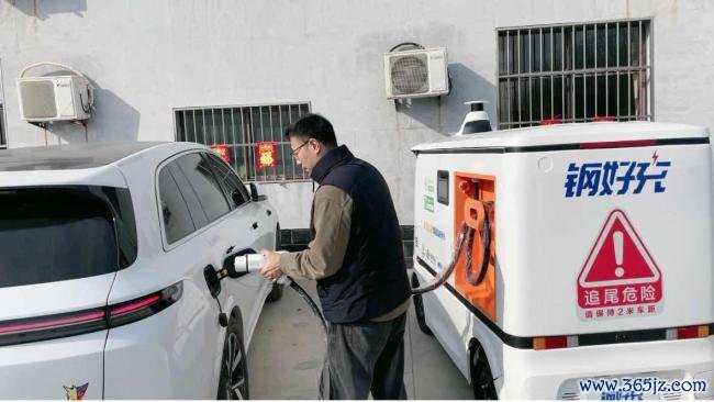 行走的汽车“充电宝”来了 告别“车找桩”贫困